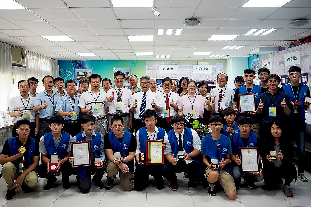雲林科技大學電子工程系 合影
